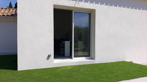 House with 2 bedrooms in Saint-Mitre-les-Remparts, with enclosed garden - 10 m from the beach gîte à louer Saint-Mitre-les-Remparts