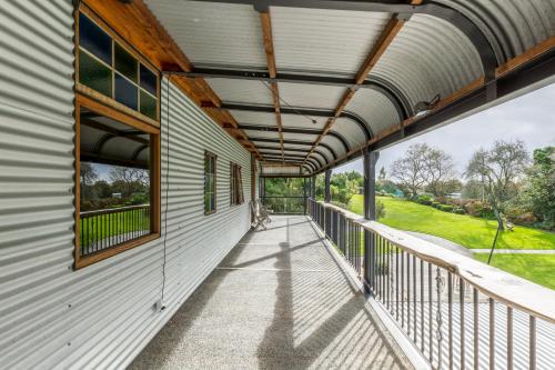 ระเบียง/ชานเรือน, The Narrows Landing Hotel near สนามบินแฮมิลตัน