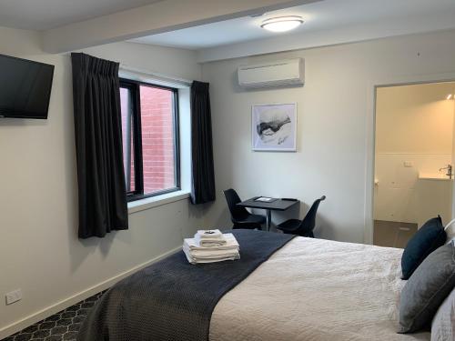 . Queens Arms Hotel