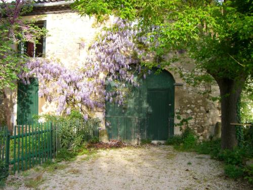 Maison de 3 chambres avec terrasse amenagee et wifi a Noves - Location saisonnière - Noves