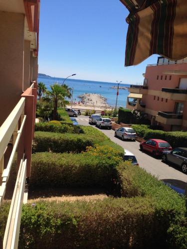 Studio a Cavalaire sur Mer a 50 m de la plage avec vue sur la mer et balcon amenage