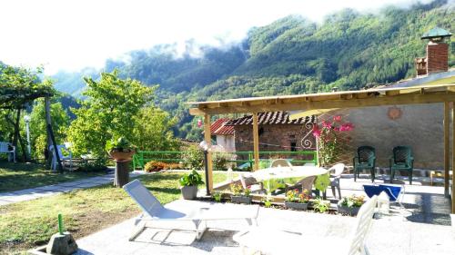  House with 2 bedrooms in Benabbio, with wonderful mountain view, enclosed garden and WiFi - 25 km from the slopes, Pension in Bagni di Lucca