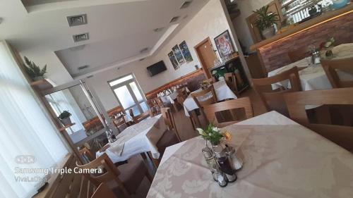 Hotellet från utsidan, Restoran sa prenocistem IHTHIS in Bajina Basta