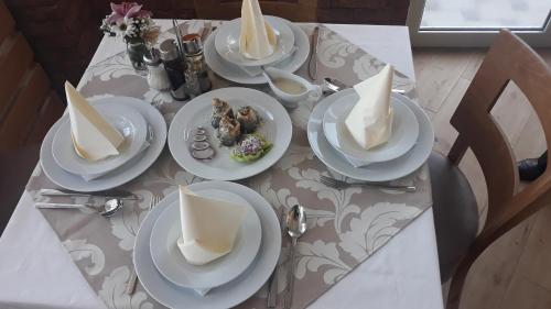 Mat och dryck, Restoran sa prenocistem IHTHIS in Bajina Basta