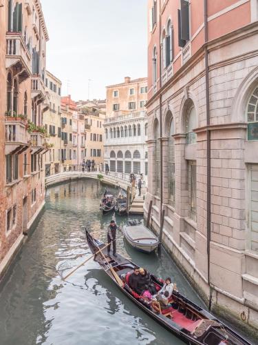 San Marco Square with Canal View by Wonderful Italy Room Type - Apartment with Canal View