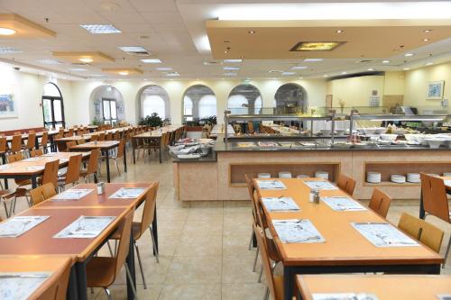 레스토랑, 하이 카레이 데쉬 호스텔 (HI Karei Deshe Hostel) in 기노사르