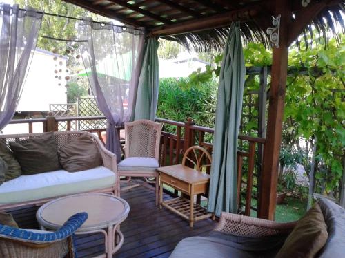 Balcony/terrace, Bungalow de 3 chambres avec piscine partagee et jardin amenage a Frejus a 5 km de la plage in Cais