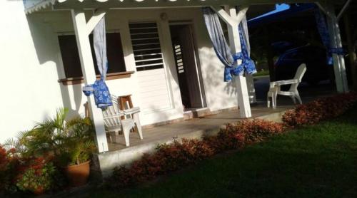 Balcony/terrace, Studio avec jardin clos et wifi a Sainte Anne in Berard