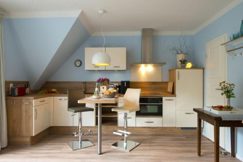 Kitchen, Lavendelblume - 4 Sterne - inklusive eigener BikeBox mit Strom, Waschepaket, Power WLAN, Parkplatz,  in Zingst