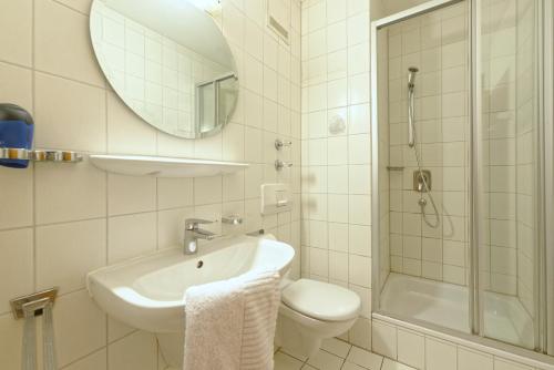 ห้องน้ำ, Gastehaus Unt' am See in แบร์เนา อัม ชิมเซ
