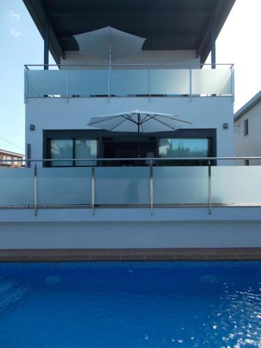 VILLA MODERNA CON PISCINA INDIVIDUAL gîte à louer Ardiaca