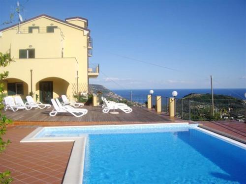  Apartment with 2 bedrooms in Pietra Ligure with wonderful sea view shared pool enclosed garden 4 km from the beach, Pension in Pietra Ligure