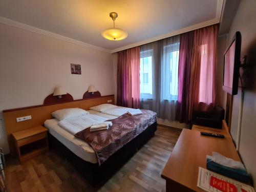 Standard Double or Twin Room image 10