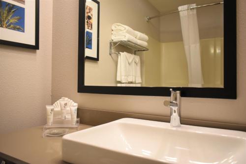 Country Inn & Suites by Radisson, Kenosha, WI