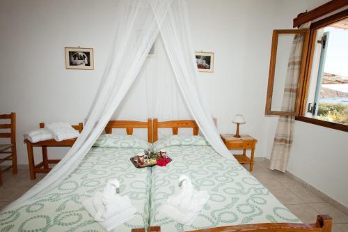3 twin beds