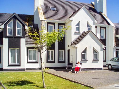 . 4 bedrooms house at Enniscrone 400 m away from the beach with enclosed garden and wifi