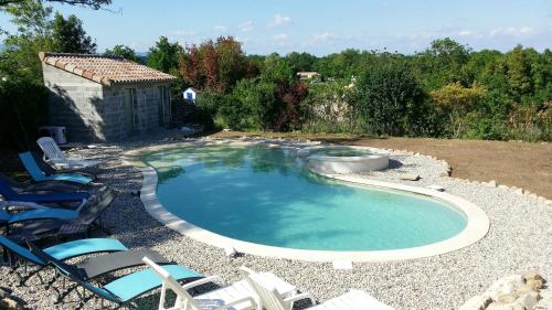 . Studio a Grospierres avec magnifique vue sur la montagne piscine partagee jardin clos