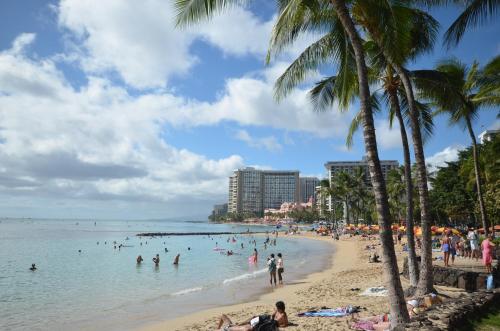 Royal Kuhio 1309 with King Bed, FREE Parking/WiFi, mins to BEACH!