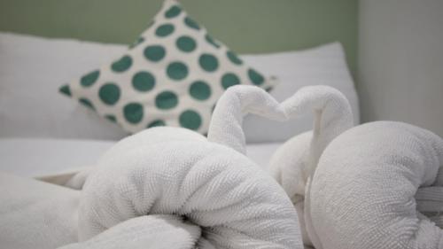 Chambre individuelle, vue sur la piscine