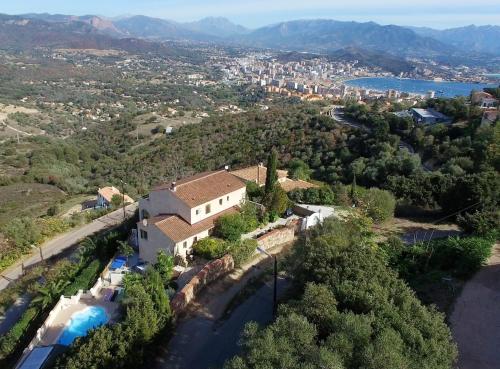 Chalet de 4 chambres a Ajaccio avec magnifique vue sur la montagne piscine partagee jardin clos a 4 km des pistes gîte à louer Ajaccio