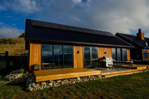 Fiordland Eco-Retreat -- Panoramic Views -- Hot Tub