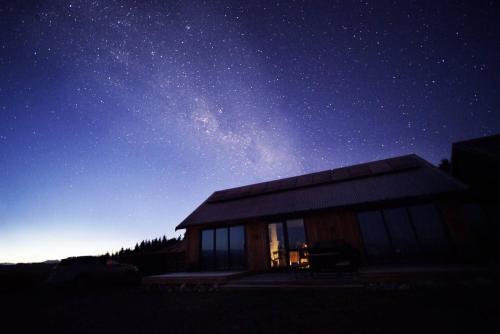 Fiordland Eco-Retreat -- Panoramic Views -- Hot Tub