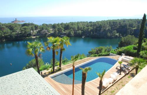 One-Bedroom Apartment with Terrace and Sea View - First Floor