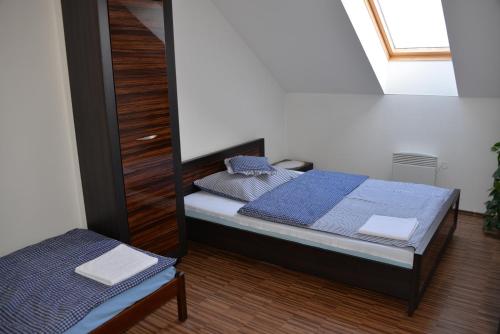 3 twin beds