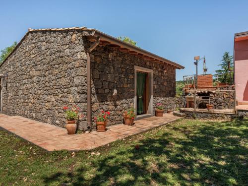 Hill-View Villa in Maletto with Garden gîte à louer San Teodoro