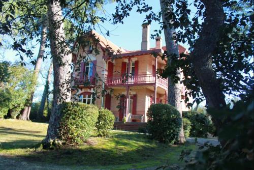 Maison de 10 chambres avec vue sur la mer jardin clos et wifi a Arcachon gîte à louer Les Abatilles