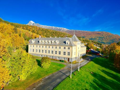 Solhov, Castle of the Lyngen Alps Lyngseidet