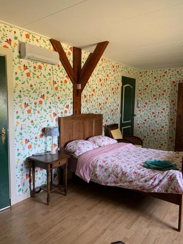 1 queen bed, 1 double bed