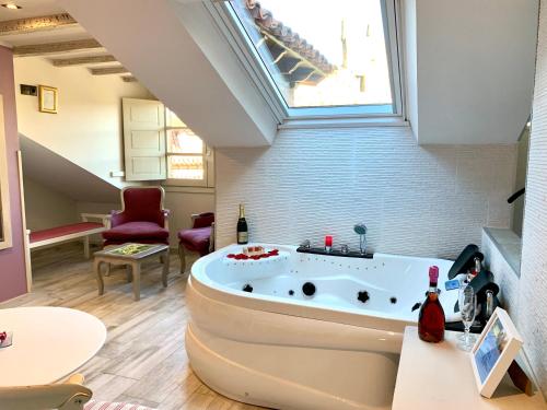 Suites con Jacuzzi Santillana - image 12