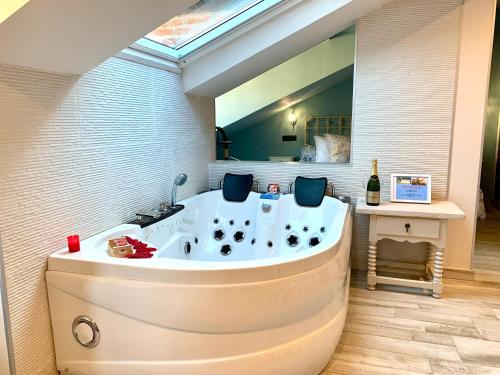 Suites con Jacuzzi Santillana - image 11