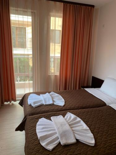 2 twin beds, 1 sofa bed