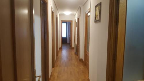 Apartment with Balcony room in Apartamento Amplio y Central a pie de Playa la Concha