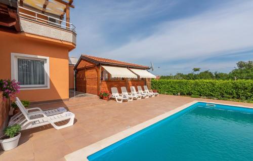 Apartment Complex Villa Visnjan with Pool - image 12