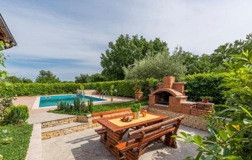 Apartment Complex Villa Visnjan with Pool - image 11