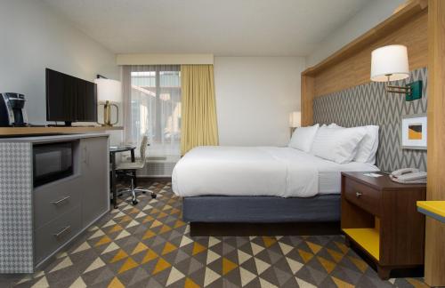 Standard King Room with Courtyard View