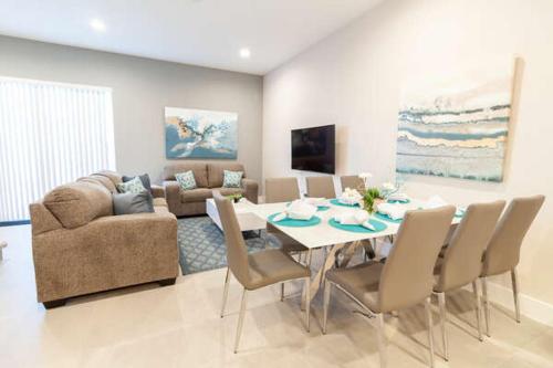 3 BR 3 BA Deluxe Villa 5min to Disneyworld - main image