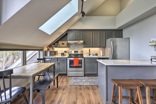 Unique Condo with Hot Tub and Pool 2Mi to Keystone Ski - image 2