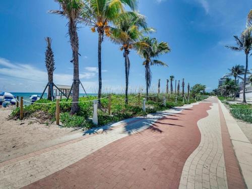 Ocean Front Casablanca Studios with FULL KITCHENS & Beach access By BL Rentals - image 7