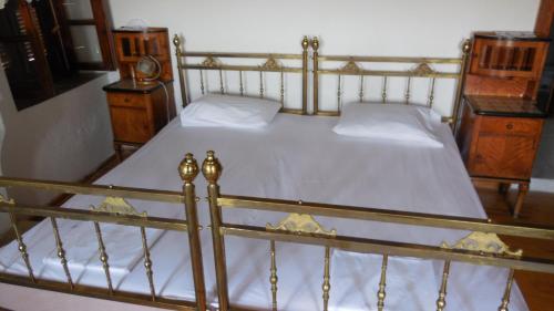 1 queen bed, 1 twin bed