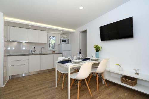 Premium Two-Bedroom Glamping Home with Terrace image 8