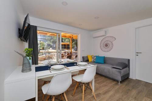 Premium Two-Bedroom Glamping Home with Terrace image 10