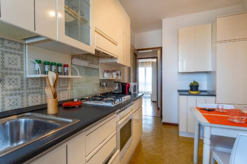 virtuve, GuestHost - ZIA DINA APARTMENT in Pasian di Prato