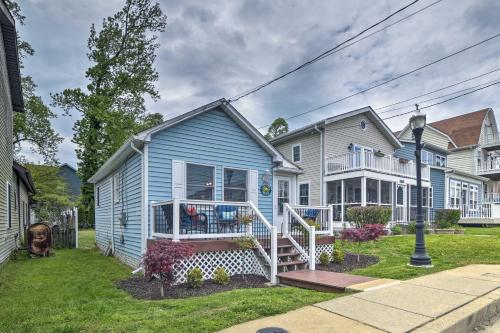 Coastal Pet-Friendly Cottage Less Than half Mi to Beaches