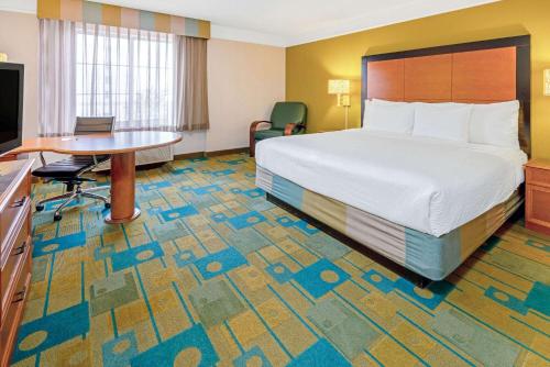 La Quinta Inn & Suites by Wyndham Salt Lake City Airport - image 5