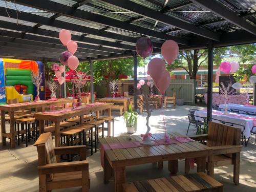 Riverina hotel in Χόλμπρουκ