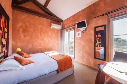 Logis hotels Les Glycines - Hôtel - Melle